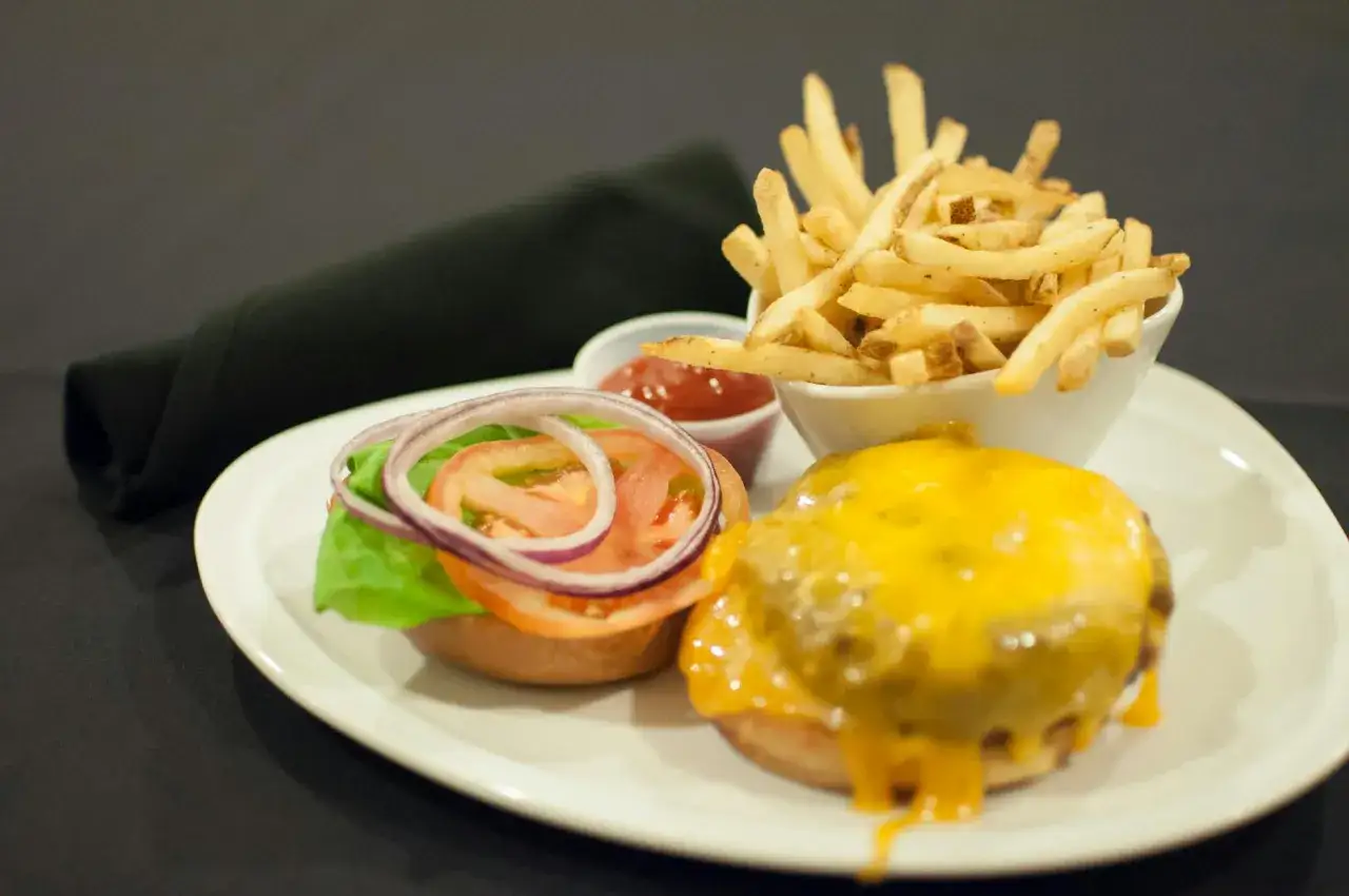 Zdjęcie Czym się różni hamburger od cheeseburgera? Odkryj kluczowe różnice