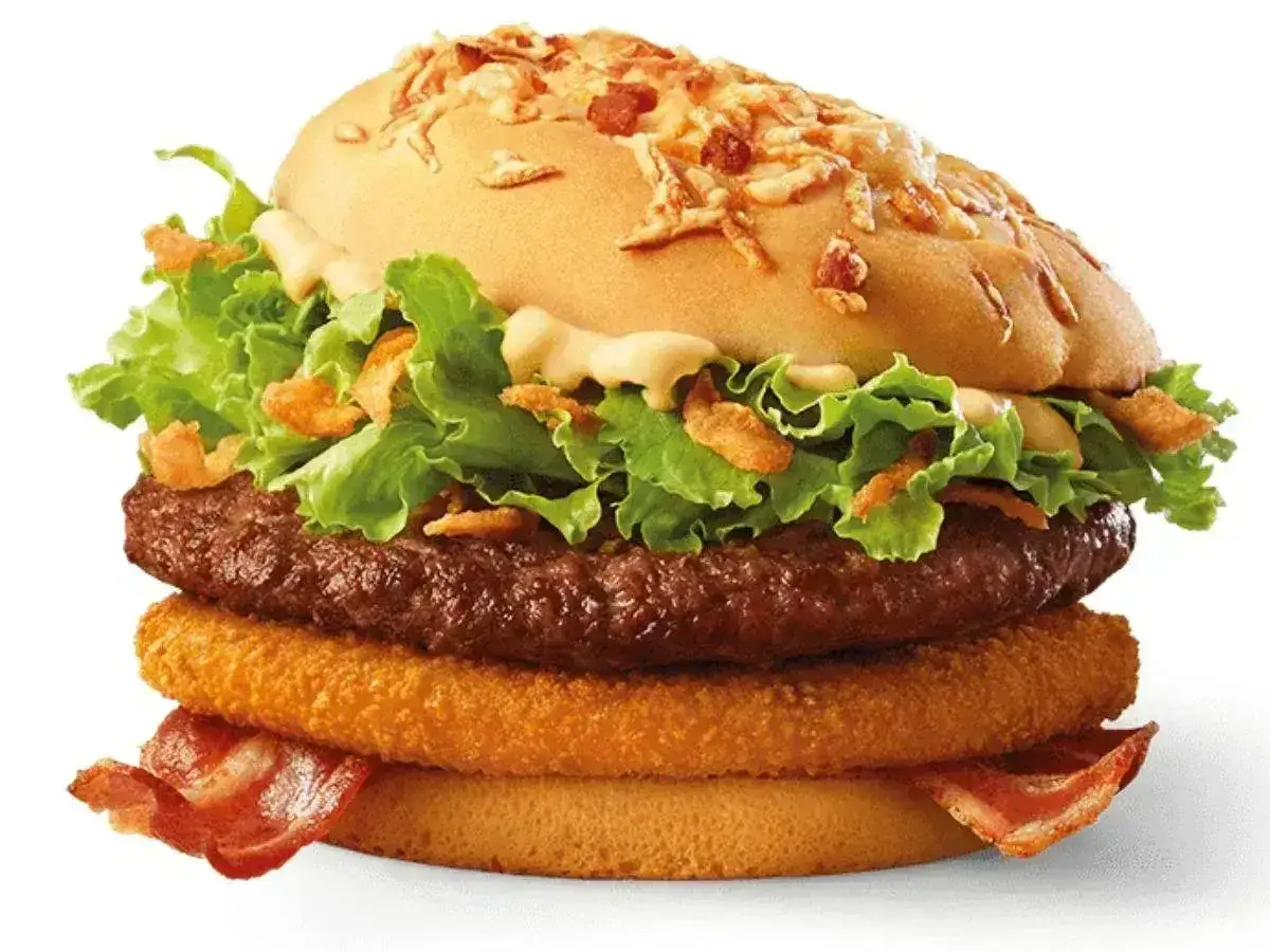Soczysty burger z chrupiącą cebulką i bekonem. Pyszny chikker kcal, który zaspokoi głód.
