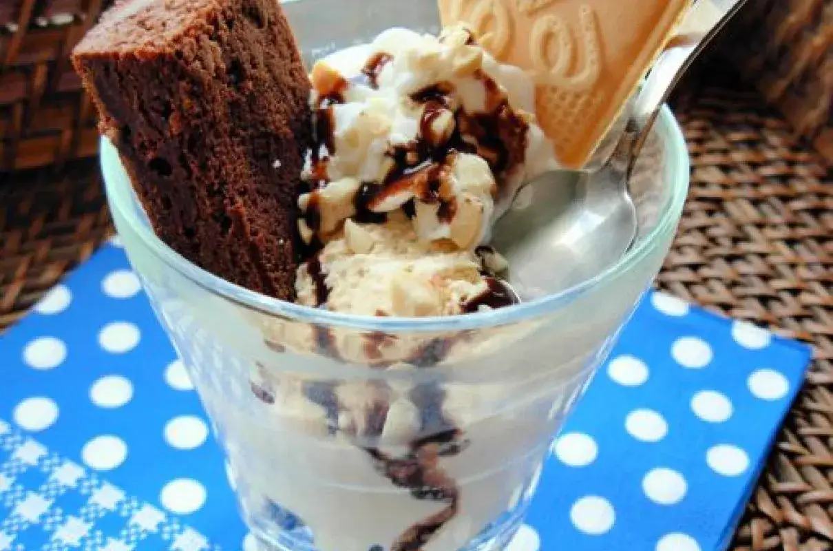 Lodowe marzenie: pucharek z lodami waniliowymi, kawałkiem brownie, polewą czekoladową i wafelkiem.