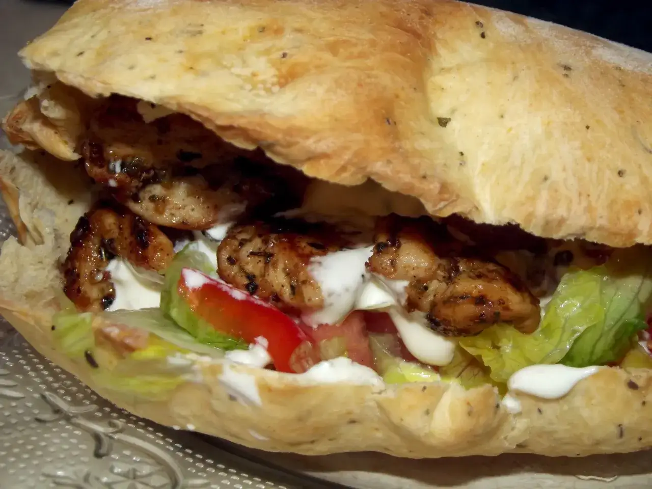 Pyszny kebab w picie z soczystym kurczakiem, świeżymi warzywami i kremowym sosem. Idealny na szybki posiłek.