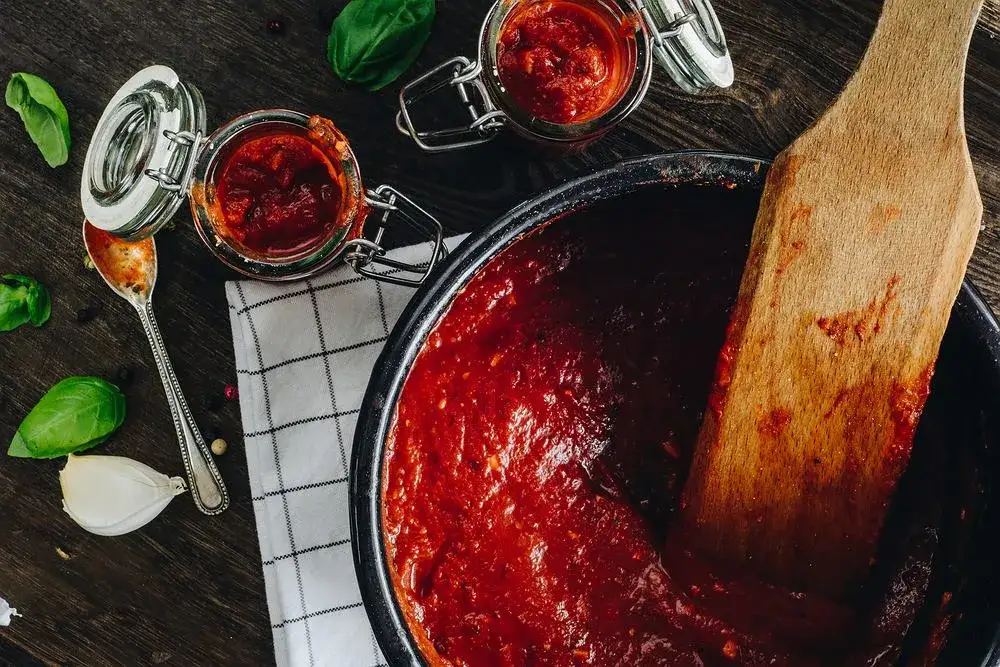Zdjęcie Czym posmarować spód pizzy, by uniknąć gumowatej konsystencji?