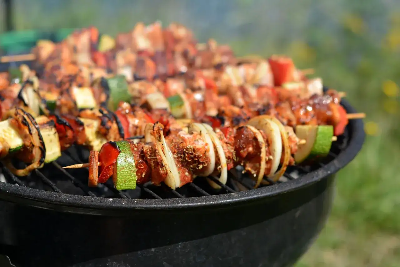 Zdjęcie Najlepsze przepisy na grill na majówkę – smaczne potrawy i porady