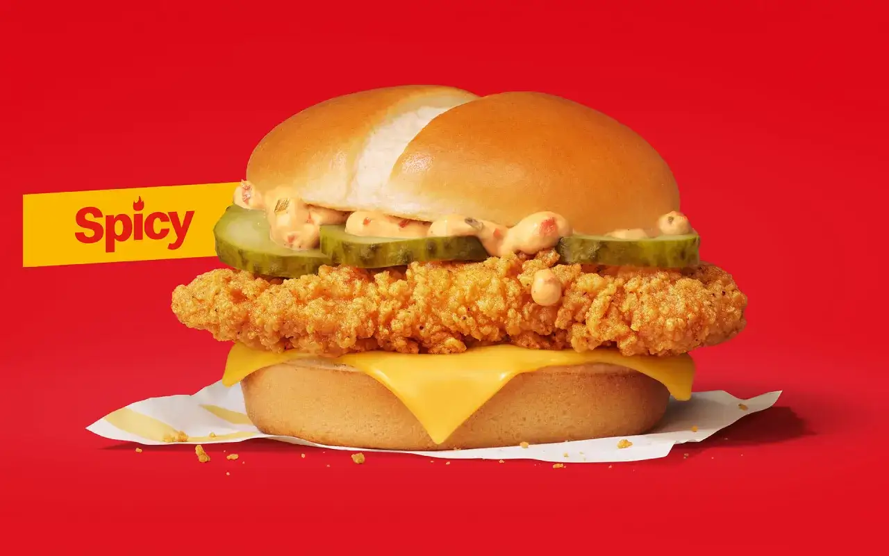 McCrispy cena: soczysty kurczak w panierce, ser, pikle i pikantny sos w bułce. Idealny na szybki posiłek.
