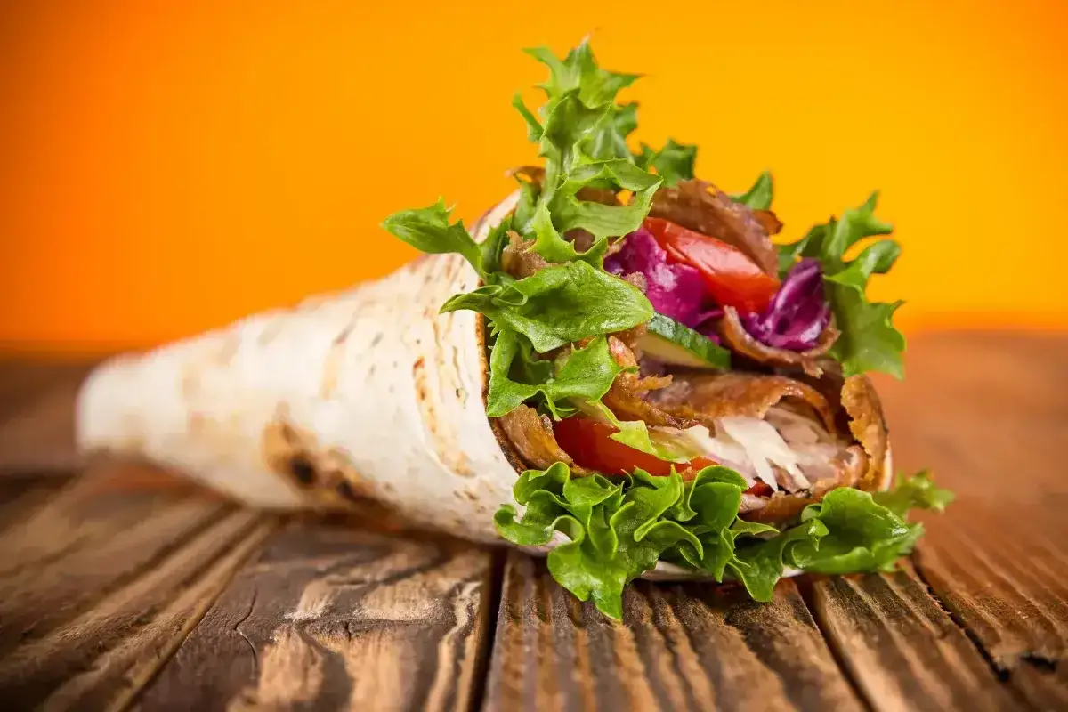 Pyszny kebab z mięsem, warzywami i sałatą, idealny na szybki posiłek. Zastanawiasz się nad kebab kcal?