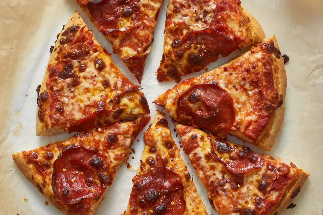 Kawałki pizzy Giuseppe, z chrupiącą skórką i pikantnym pepperoni, idealne na każdą okazję.