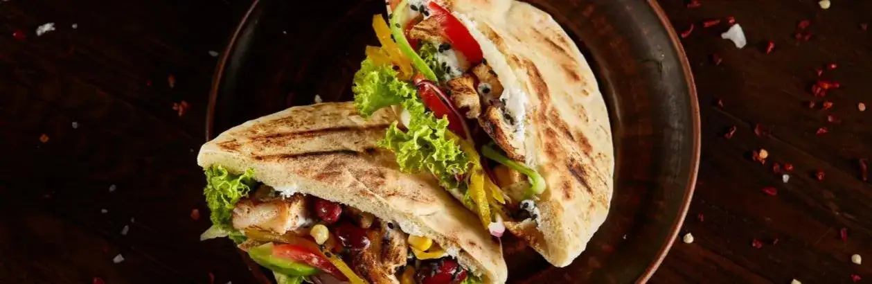 Zdjęcie Ile kcal ma mały kebab? Zaskakujące fakty o kaloriach!