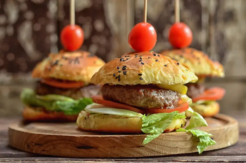 Zdjęcie Jak podgrzać gotowe bułki do hamburgerów, aby uniknąć twardości