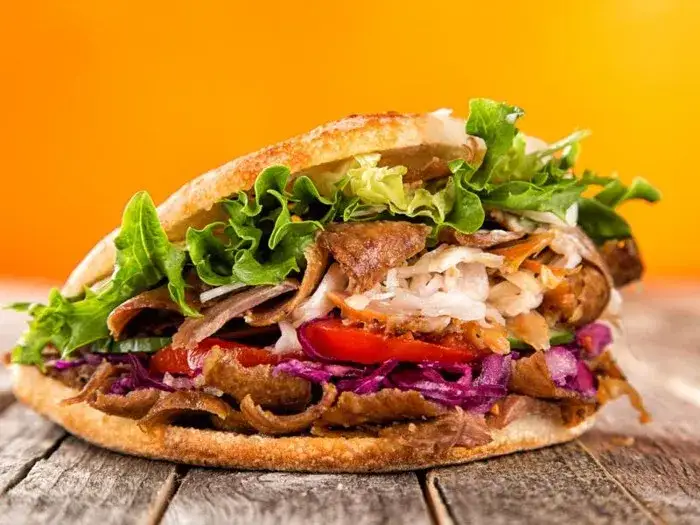 Zdjęcie Ile kcal ma kebab z frytkami? Zaskakujące fakty o kaloriach