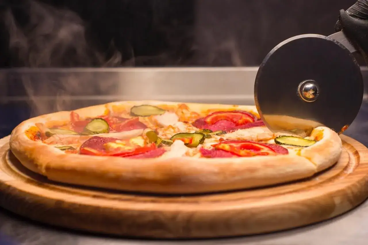 Zdjęcie Ile osób najedzie się pizzą 45 cm? Zaskakujące fakty i porady