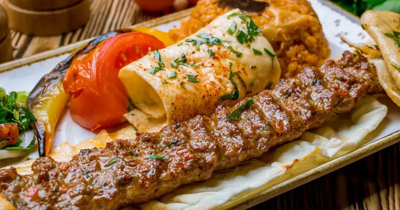 Zdjęcie Ile gram ma kebab? Odkryj wagi różnych rodzajów kebabów