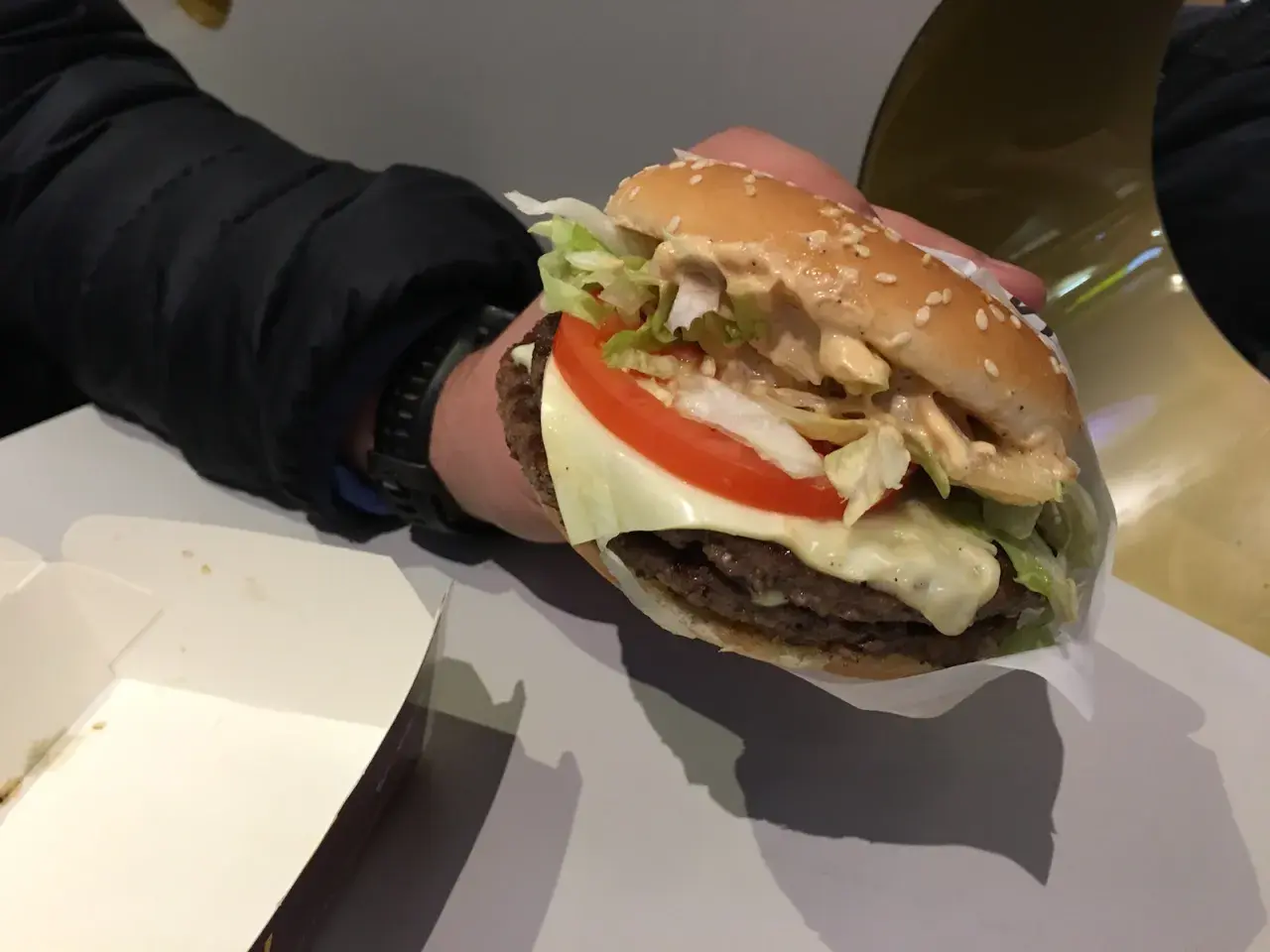 Podwójny McRoyal z serem, pomidorem i sałatą, idealny na szybki posiłek.