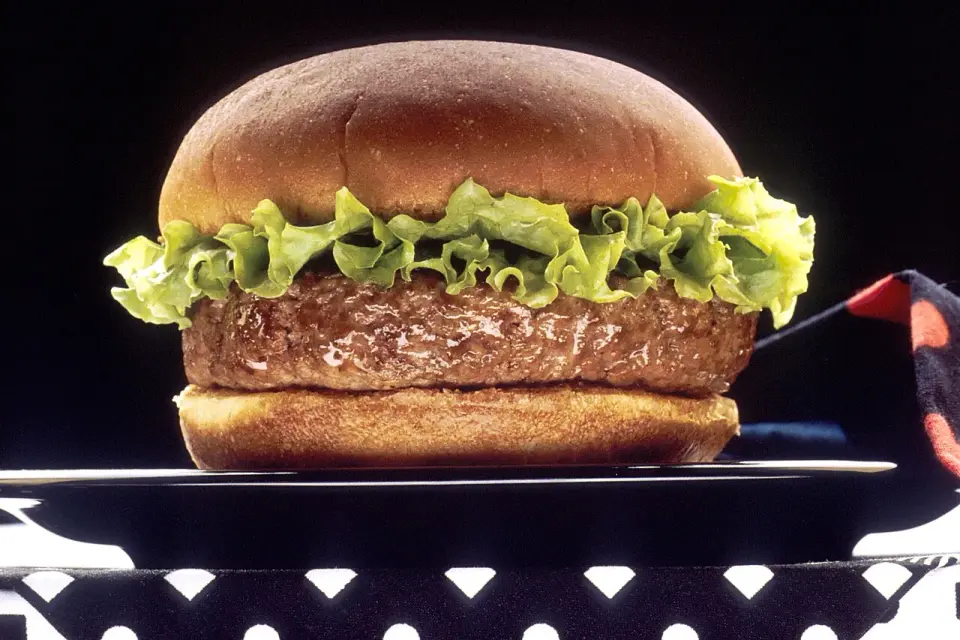 Skąd pochodzi hamburger i kto go wynalazł?
